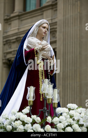 Il galleggiante raffigurante Maria Vergine durante la Domenica delle Palme di Pasqua processione religiosa Bilbao Pais Vasco Spagna Europa Foto Stock