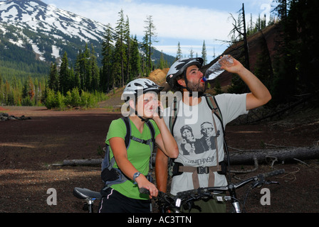 Mountain bike rider di bere e di chiamare a casa da Mount Bachelor Oregon USA Foto Stock