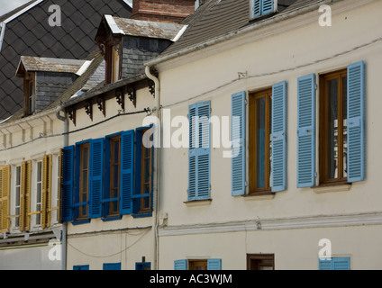 Persiane in legno aperte sulle finestre, pareti in legno di colore bianco su edifici francesi nel nord della francia europa ue Foto Stock