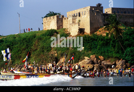 Senya beraku beach e il castello di Scena, Ghana Foto Stock