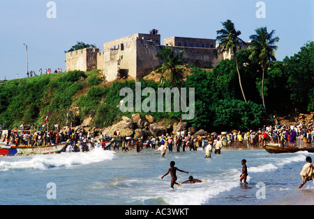 Senya beraku beach e il castello di Scena, Ghana Foto Stock