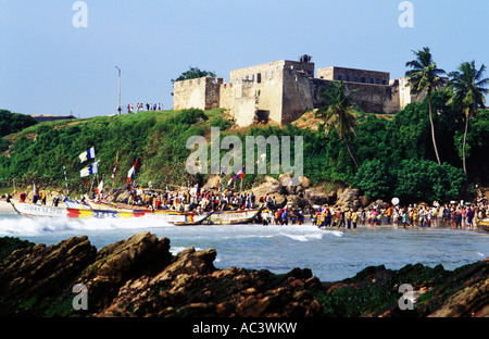 Senya beraku beach e il castello di Scena, Ghana Foto Stock