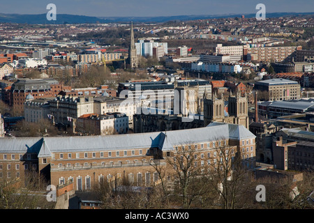 Vista nord-est oltre il centro di Bristol da Cabot Tower BRANDON HILL CON IL CONSIGLIO DELLA CASA e la Cattedrale di St Mary REDCLIFF BRI Foto Stock