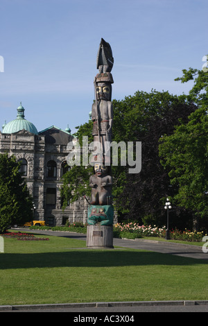 Il totem pole e il Palazzo del Parlamento in Victoria British Columbia Canada Foto Stock