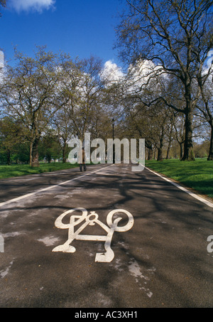 Pista ciclabile di firmare in Hyde Park London Park Regno Unito Foto Stock