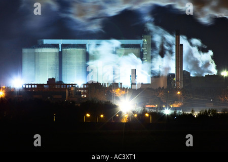 La barbabietola da zucchero di fabbrica di elaborazione durante la notte con il sentiero del vapore con fumo come aspetto a Bury St Edmunds Suffolk REGNO UNITO Foto Stock