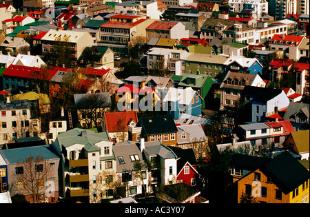 Vista su case vivacemente colorate e tetti in Reykjavik Islanda Foto Stock