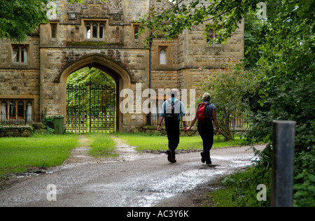 Il Castello di Sudeley vicino alla città di Winchcombe Gloucestershire England Regno Unito escursionisti Foto Stock
