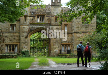 Il Castello di Sudeley vicino alla città di Winchcombe Gloucestershire England Regno Unito escursionisti Foto Stock