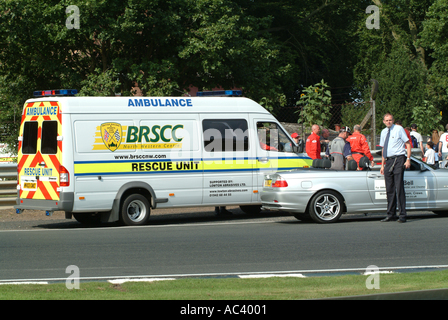 Paramedic ambulanza e corso auto sulla stazione ad Oulton Park Motor Racing circuito Cheshire England Regno Unito Regno Unito Foto Stock