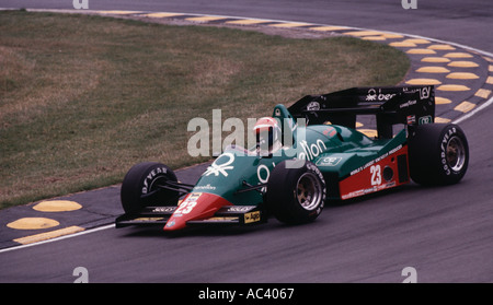 Driver americano Eddie Cheever in Benetton sponsorizzato Alfa Romeo 185 gara di Formula 1 la vettura sul circuito di Brands Hatch in Inghilterra 1985 Foto Stock