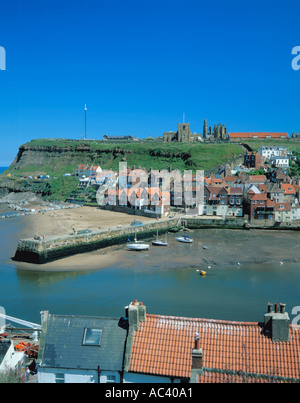 Vista sul fiume Esk e porto entrata a Whitby Abbey, dal West Cliff, Whitby, North Yorkshire, Inghilterra, Regno Unito. Foto Stock