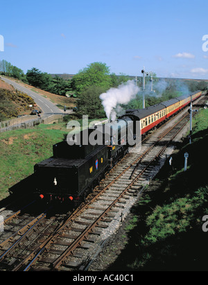 Il treno tirato da "Dame Vera Lynn' locomotiva a vapore a Goathland, North York Moors Railway, North Yorkshire, Inghilterra, Regno Unito. Foto Stock