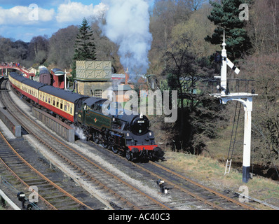Treno trainato da locomotiva a vapore numero 80135, a Goathland, stazione di North York Moors Railway, North Yorkshire, Inghilterra, Regno Unito. Foto Stock