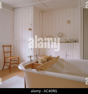 Freestanding vasca nel bagno bianco del restaurato inglese del XVIII secolo townhouse Foto Stock