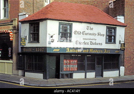 Il vecchio negozio di curiosità, Portsmouth Street, Londra, "lasciare segno nella finestra, Londra 1993 Foto Stock