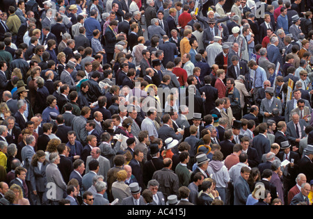 La folla di persone mescolati sesso, razza mista, mescolò età, bookmakers, uomini che indossano top cappelli, anello di scommesse, Epsom gare, Derby Day 1995, Epsom Surrey, Regno Unito Foto Stock