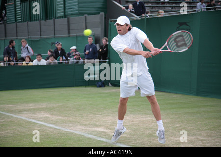 Jordan Kerr con un rovescio di ritorno, il Torneo di tennis di Wimbledon, Londra, Inghilterra. Foto Stock