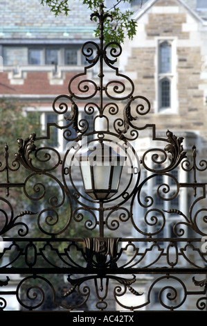 New Haven, CT. Università di Yale metal di gate in ingresso a Berkeley college residenziale. Foto Stock