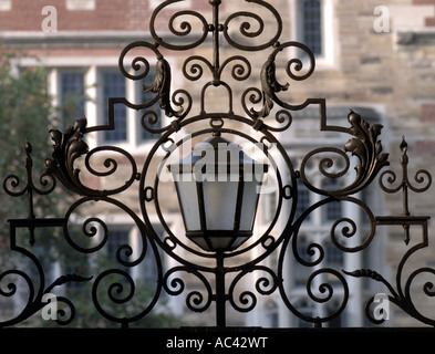 New Haven, CT. Università di Yale metal di gate in ingresso a Berkeley college residenziale. Foto Stock