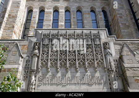 New Haven, CT. La Yale University della pietra che intaglia e segno di fronte all'ingresso posteriore a Sterling Memorial Library Foto Stock