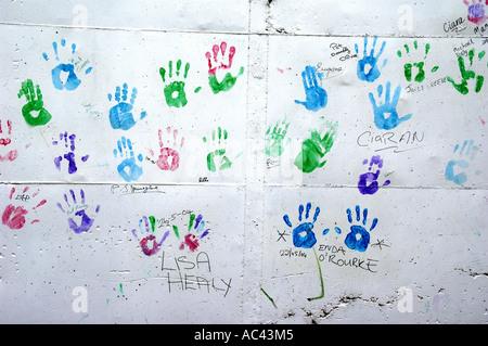 I bambini s handprints su una parete in corrispondenza di Clonmacnoise e West Offaly Railway Shannonbridge Co Offaly Irlanda Foto Stock