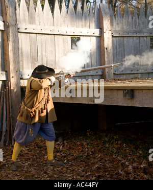 Polvere nera in volata il caricamento di dimostrazione di pistola in Jamestown Settlement Foto Stock