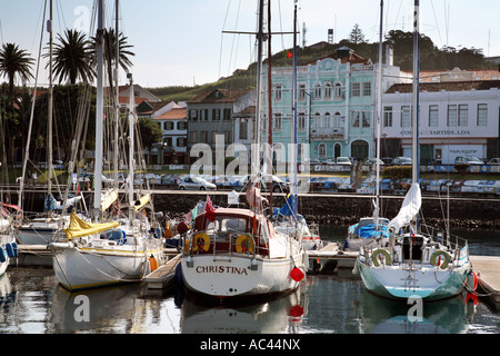 Yacht ormeggiati nel porto turistico fronte di edifici coloniali, porto di Horta, Faial, isole Azzorre Foto Stock