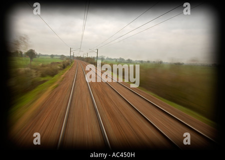 Una vista di una via dal punto di osservazione del gruppo di alimentazione cockpit. Vue d'une voie ferrée depuis le poste de pilotaggio d'onu treno Foto Stock