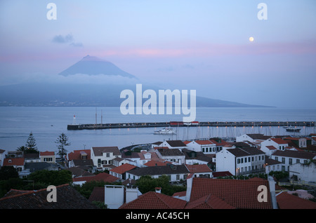 Ore del sorgere su Vulcano Pico visto dalla città di Horta,Faial, isole Azzorre Foto Stock