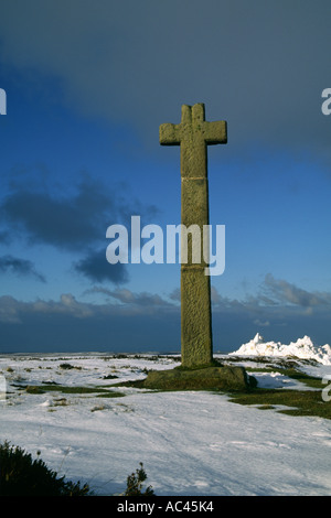 Ralph's Cross e neve situato su Blakey Rigg Westerdale sopra Foto Stock