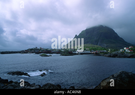 Il Cloud appeso su una montagna sul bordo di un fiordo in Norvegia Scandinavia nord europa Foto Stock