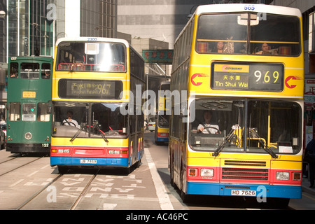 Hong Kong il traffico che mostra due città di bus e tram sulla giornata di sole Deu Vouex Road Centrale DELLA RAS DI HONG KONG Foto Stock