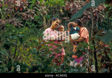 Due giovani donne Pohnpeian con i loro bimbi Pohnpei Micronesia Foto Stock