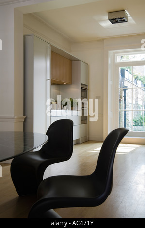 Panton nero sedie, in una moderna cucina a pianta aperta progettata da Amodio Pasquale Foto Stock
