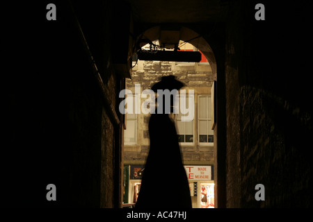 La figura oscura di un uomo in piedi in un corridoio. Foto Stock