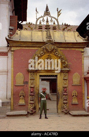 La protezione al Golden Gate del palazzo Reale in Piazza Durbar Kathmandu in Nepal Asia del Sud Foto Stock