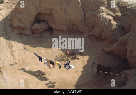 Vista nella grotta troglodita abitazione nel villaggio di Matmata in Tunisia meridionale Africa del Nord Foto Stock