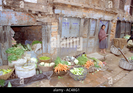 Ragazza giovane la vendita di ortaggi in strada di Bhaktapur vicino a Kathmandu in Nepal Asia del Sud Foto Stock