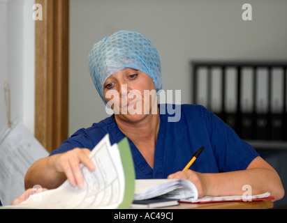 Ward sorella in day surgery unità pazienti di controllo note, Cobham, Surrey, Regno Unito. Foto Stock