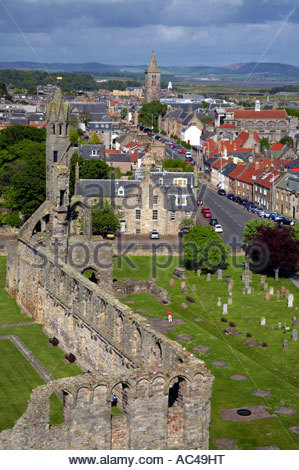 Vista su St Andrews town e le rovine della cattedrale, SCOZIA Foto Stock