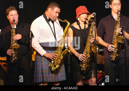 Wonderbrass eseguire sul palco all'annuale Brecon Jazz Festival Powys Wales UK Foto Stock