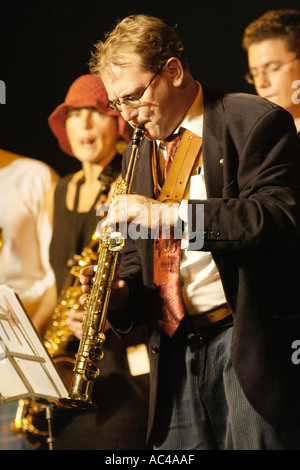 Wonderbrass eseguire sul palco all'annuale Brecon Jazz Festival Powys Wales UK Foto Stock