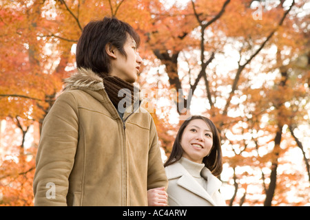 Coppia giovane a piedi Foto Stock