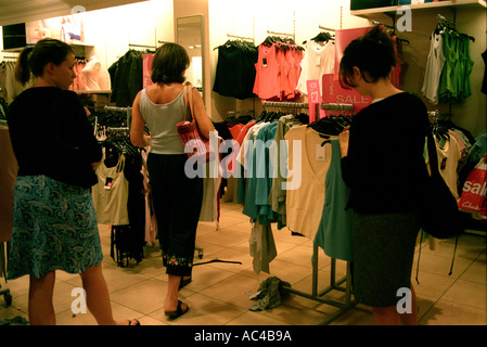 Le donne di shopping in un negozio di abbigliamento. Foto Stock