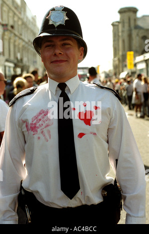 Un funzionario di polizia al carnevale di Notting Hill con un cuore dipinto sulla sua maglietta. Foto Stock