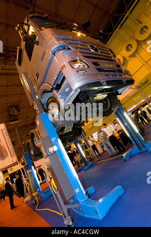 Mercedes-Benz carrello unità sul sollevatore idraulico a rampa Veicolo Commerciale mostra, Birmingham, Regno Unito. Foto Stock