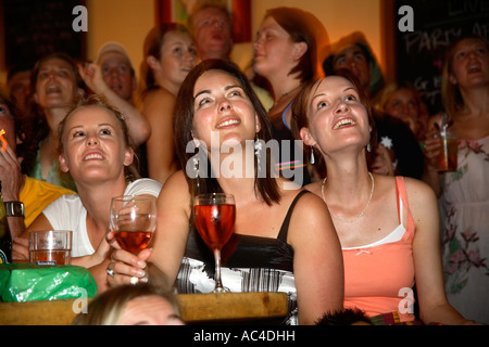 Australian Football Fans la visione di gioco vs Brasile, 2006 Coppa del Mondo di calcio, Larrick pub, New Kings Road, Fulham, Londra Foto Stock