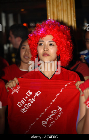 Corea del Sud (repubblica) ventole guardando 2006 mondiali tracciata match vs Francia, Cafe de Paris, London Foto Stock