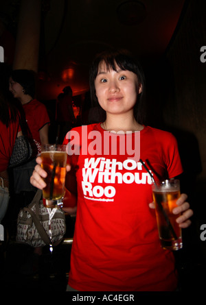 Corea del Sud (repubblica) femmina festa dopo 2006 mondiali tracciata match vs Francia, Cafe de Paris, London Foto Stock